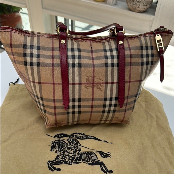 Authentic Burberry Haymarket Check Salisbury Tote Shoulder Bag - Picture 4 of 16